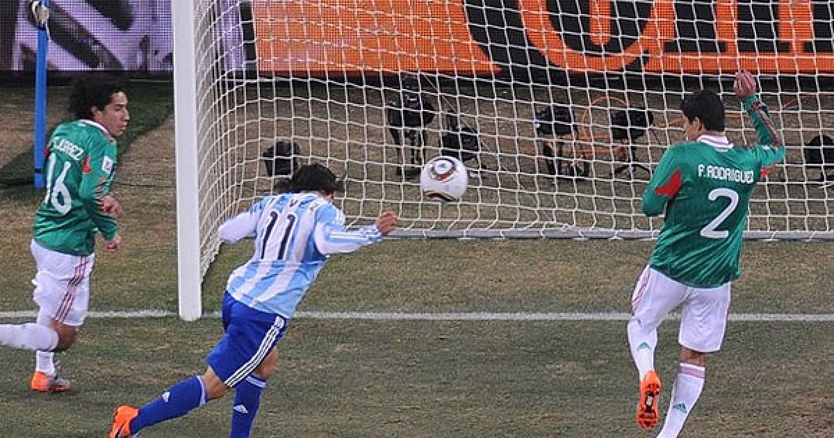 Карлос Тевес головою відправив м'яч у порожні ворота. / © AFP