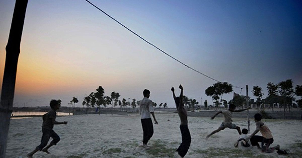 Дакка. Хлопчики грають у футбол на березі ріки Буріганги. Майже 40% населення Бангладеш живуть менше ніж на 1 долар на день. / © AFP