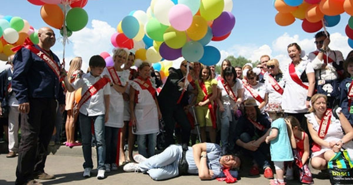 Повітряні кульку випустили у небо / © LifeShowbiz