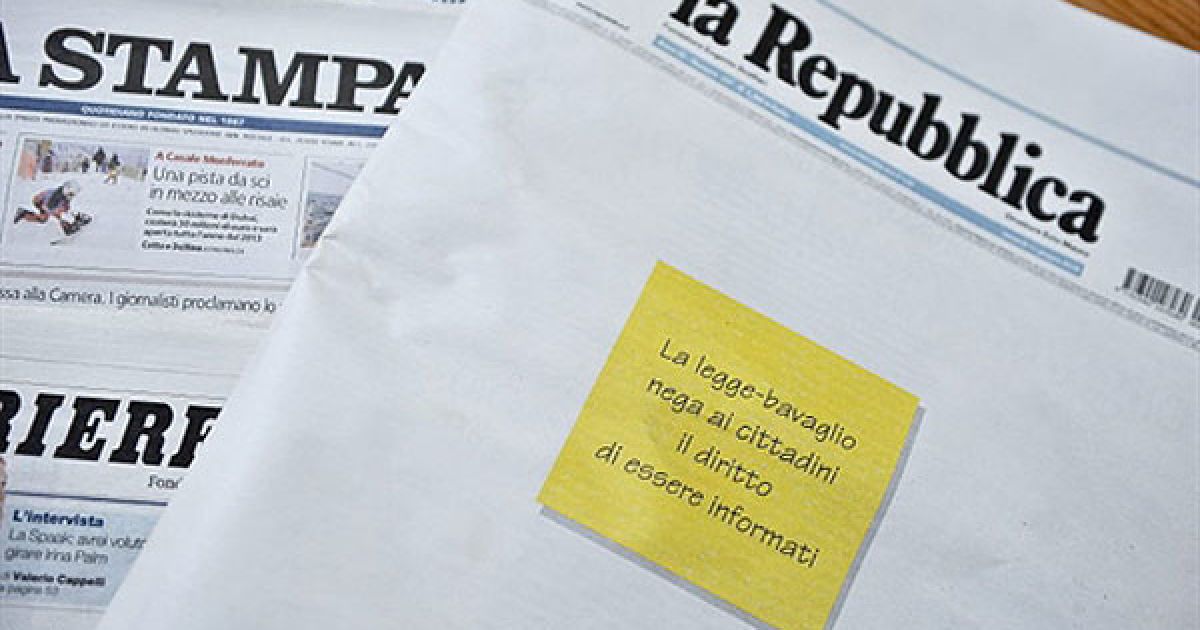 Італія, Рим. Щоденне італійське видання лівого спрямування "La Repubblica" вийшло з порожньою першою сторінкою, на якій було написано тільки: "Цей закон придушує право громадян на отримання інформації" ("The muzzling law denies citizens the right to be informed"). Цей номер газети вийшов на знак протесту проти законопроекту, який забороняє прослуховування телефонних розмов і встановлює високі штрафи для ЗМІ за публікацію стенограм з цих розмов. Більшість депутатів від опозиційних партій бойкотували голосування цього законопроекту. / © AFP