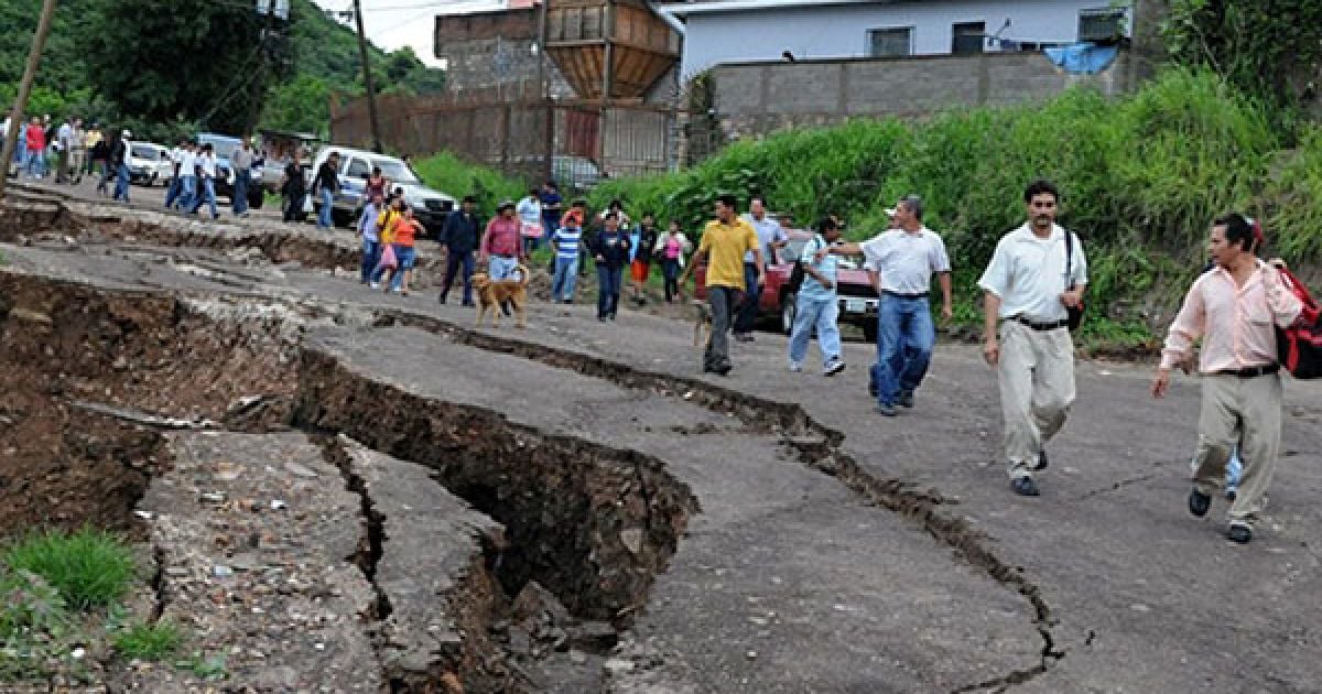 Проливні дощі, які супроводжують тропічний шторм "Агата", спричинили численні зсуви. / © AFP