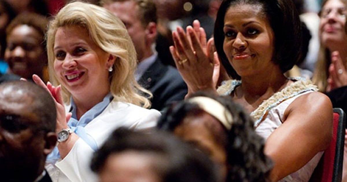 Перші леді США і Росії Мішель Обама і Світлана Мєдвєдєва відвідали Школу мистецтв Дюка Еллінгтона у Вашингтоні, де на їхню честь давали виставу виставу "Художні інтерлюдії" / © AFP