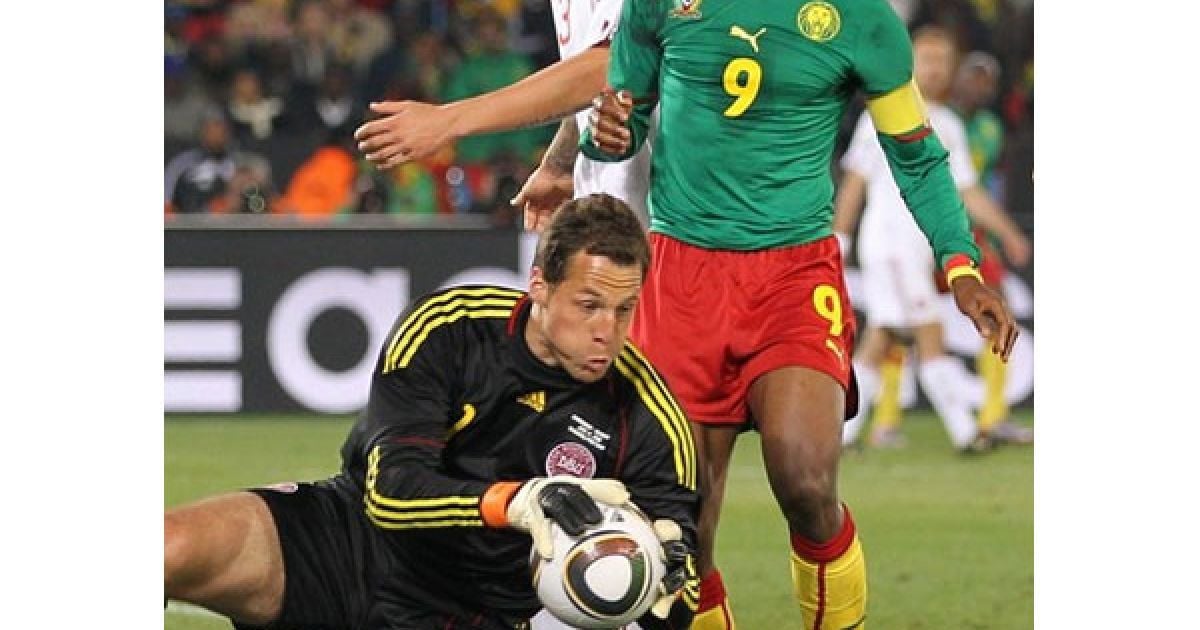 Голкіпер Данії Томас Соренсен перехоплює м&rsquo;яч у Самуеля Ето&rsquo;О / © AFP