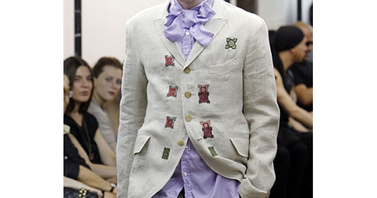 Франція, Париж. Манекенник демонструє одяг від Yohji Yamamoto під час модних показів готового одягу для чоловіків сезону весна-літо 2011. / © AFP
