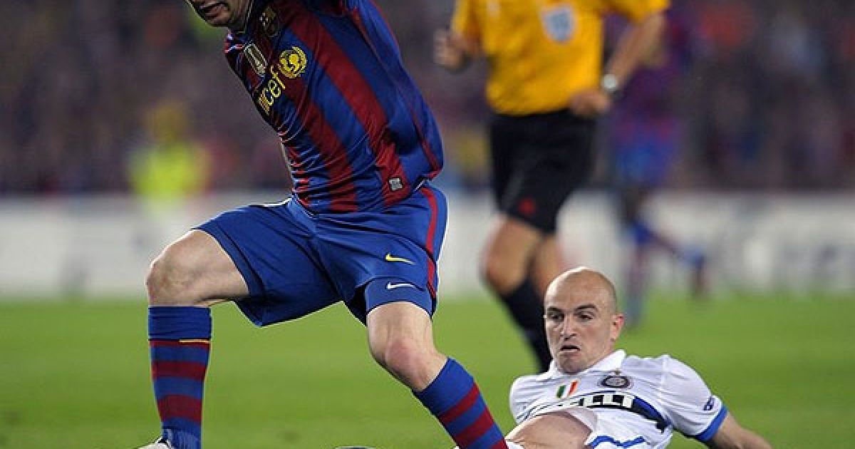 Форвард "Барселони" Мессі обводить аргентинця Естебана Камб’яссо ("Інтер"). / © AFP