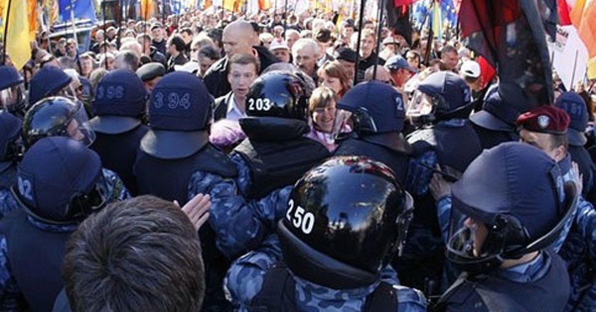 Акція протесту під стінами Верховної ради проти ратифікації договору про продовження базування в Криму Чорноморського флоту Росії / © Сегодня