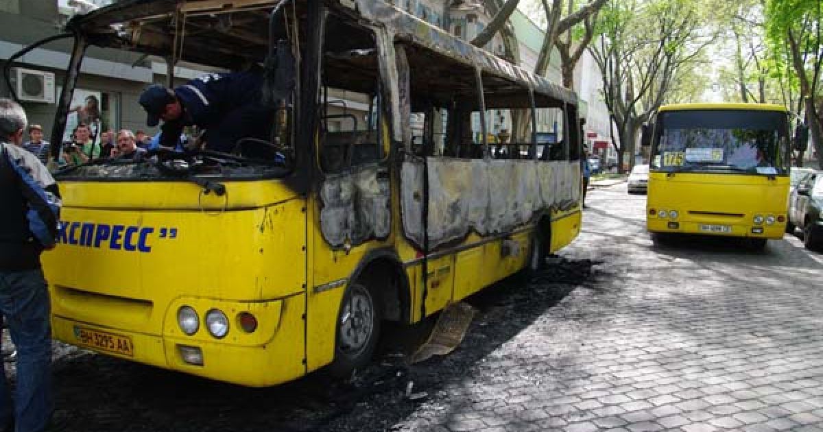 5 травня в центрі Одеси під час руху загорілося маршрутне таксі "Богдан" з пасажирами. / © Таймер Одесса