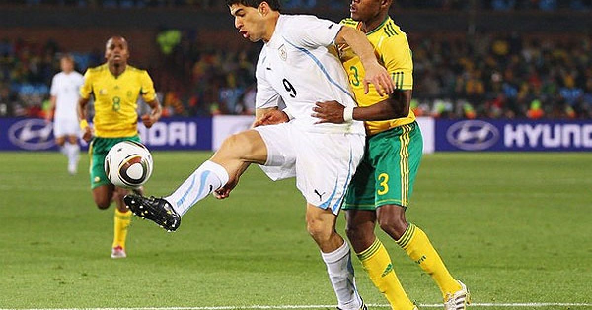 Масілела ніжно відсуває Суареса від м&rsquo;яча / © Getty Images/Fotobank