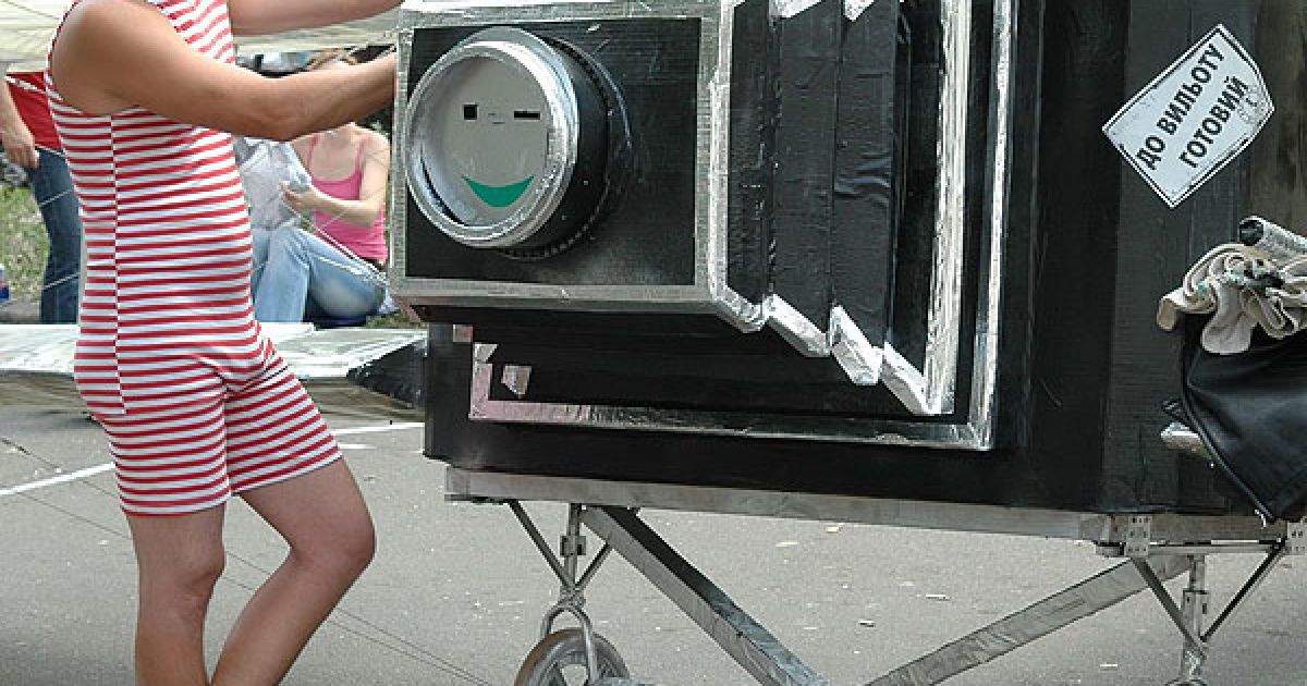 Літальні апарати були найдивнішої форми: кінокамера, сосиска у тісті, туалет, будинок і навіть 5-метрова какашка.