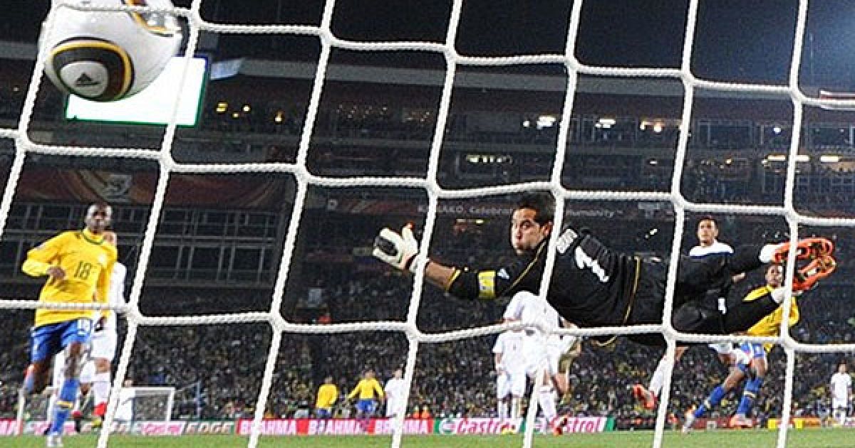 М&rsquo;яч влітає у ворота чилійців після удару Робіньо / © Getty Images/Fotobank
