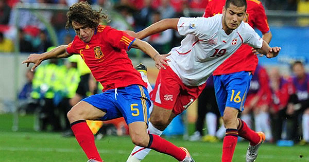 Пуйоль відбирає м'яч у Дердійока / © AFP