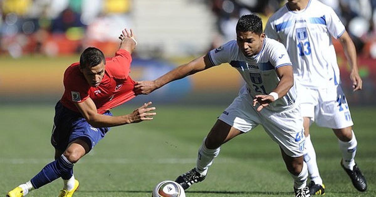 Ісагірре не пускає чилійця до м'яча / © AFP