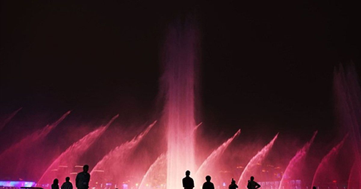 Відвідувачі насолоджуються Великим музичним фонтаном на Всесвітній виставці у Шанхаї. Організатори виставки очікують, що її відвідають більше 70 мільйонів людей протягом 6 місяців. / © AFP