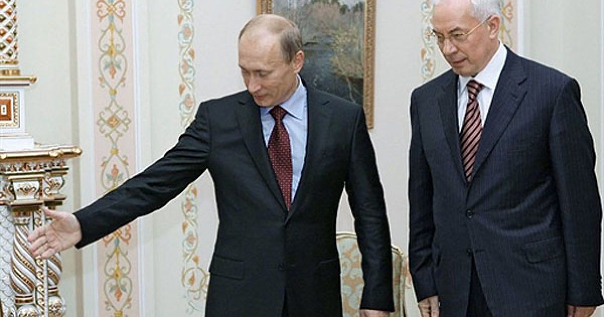 Росія, Москва. Прем'єр-міністр Росії Володимир Путін вітає свого українського колегу Миколу Азарова у своїй підмосковній резиденції Новоогарьово. Прем&rsquo;єр-міністри зустрілись, щоб обговорити питання транзиту російського газу до Європи. / © AFP