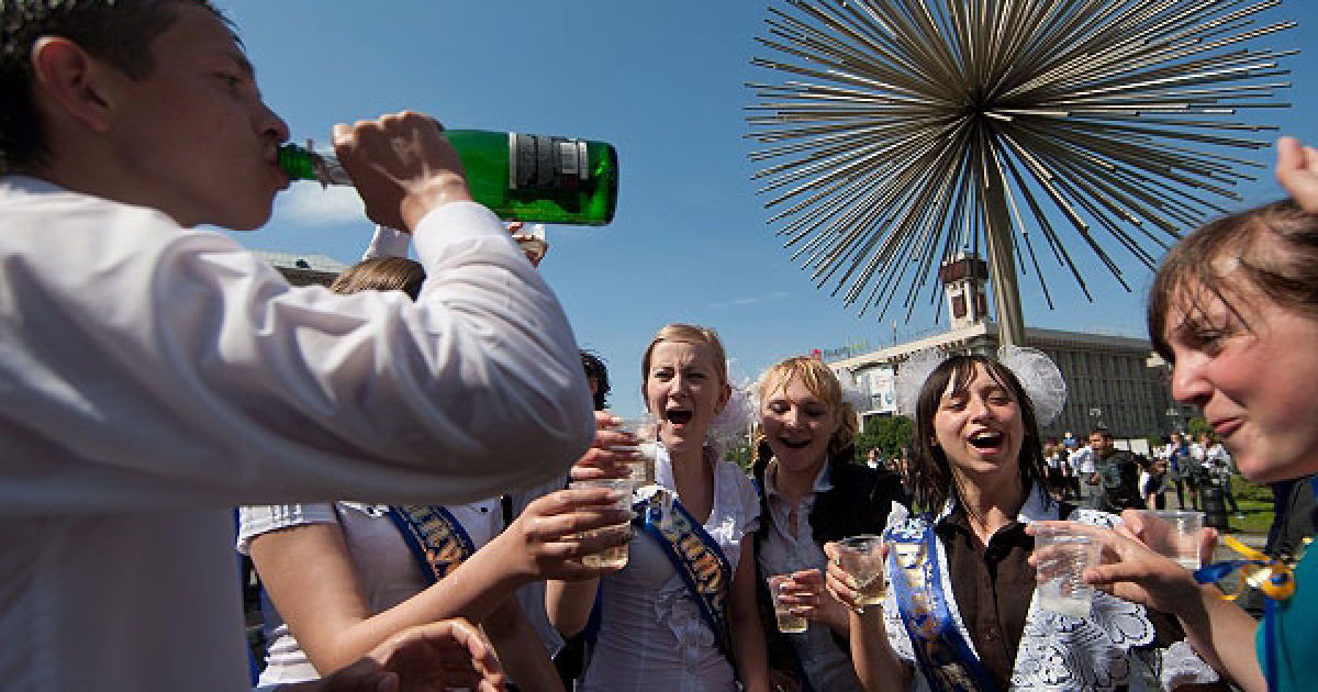 В українських школах пройшли святкові лінійки, присвячені закінченню навчального року. Фото: Украинское фото / © Украинское Фото