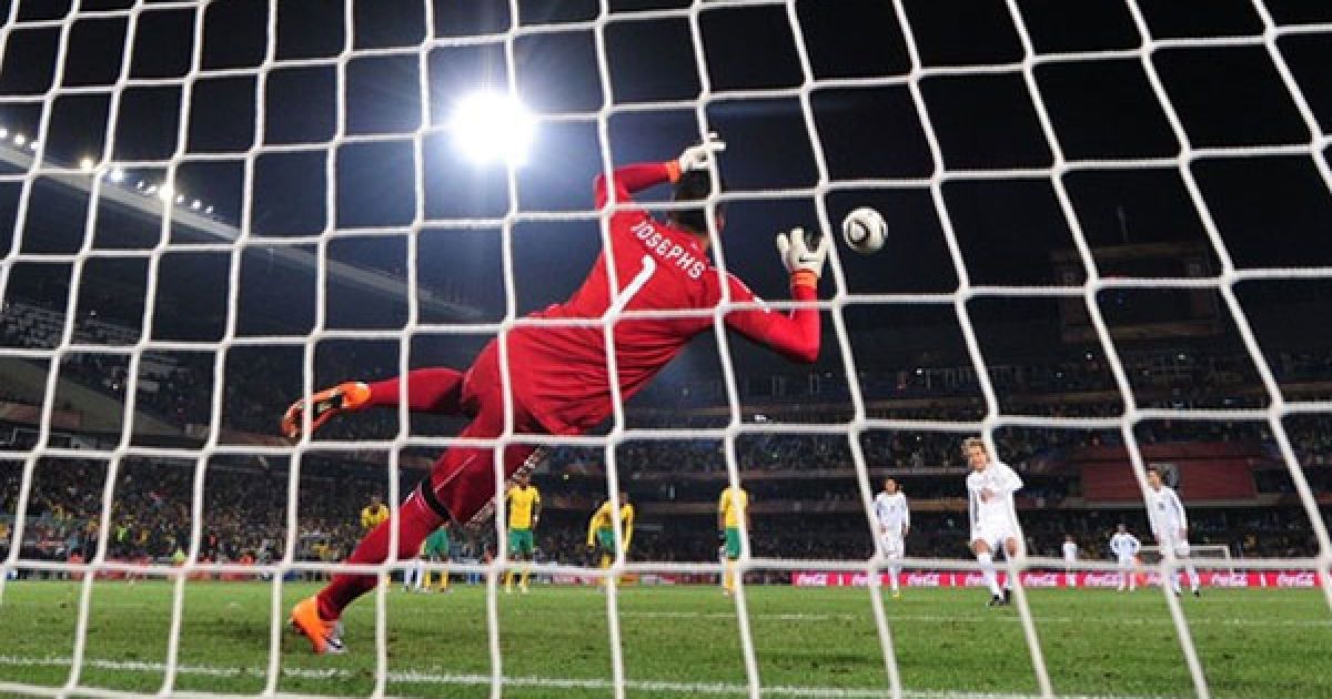 Дієго Форлан забиває пенальті у ворота ПАР. / © Getty Images/Fotobank