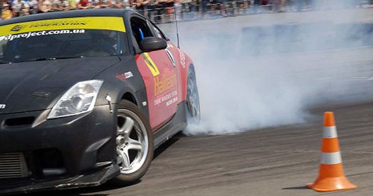 Показові виступи майстрів з дріфтингу на авто-мото шоу "DRIFT Edition" у Харкові. / © УНІАН