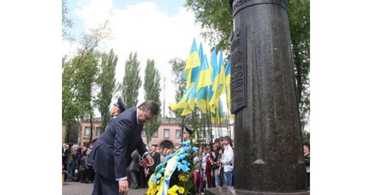 Віктор Янукович поклав квіти до пам’ятника Двічі Герою Радянського Союзу, льотчику-космонавту СРСР Георгію Береговому в Єнакієвому. / © Сегодня