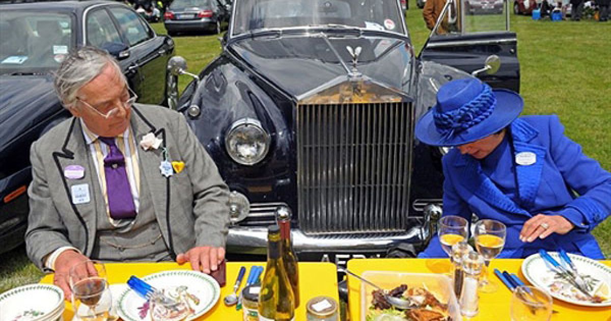 Великобританія, Аскот. Учасники королівських перегонів "Royal Ascot" готуються до ланчу перед першим днем перегонів у Беркширі. П&rsquo;ятиденні перегони є однією з основних подібних подій у календарі кінних перегонів. "Royal Ascot" проводиться у Беркширі з 1711 року. / © AFP