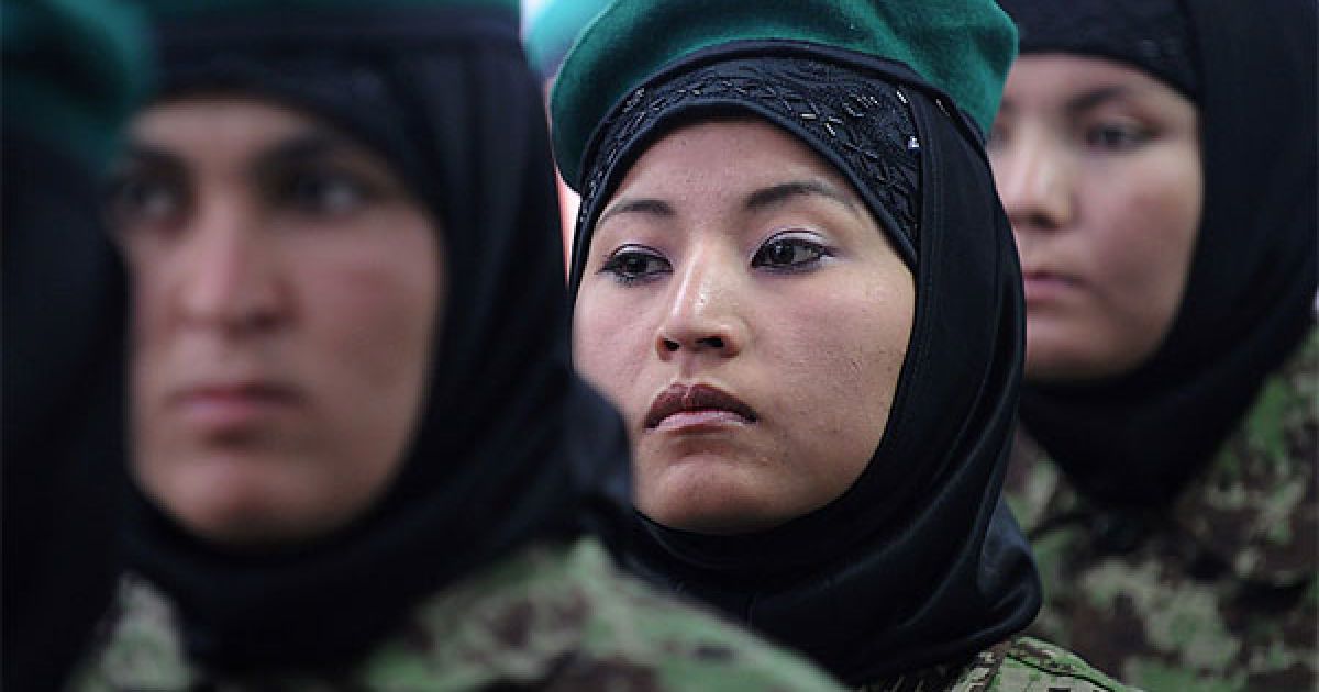 Афганістан, Кабул. Афганські жінки-офіцери складають присягу під час випускної церемонії у Кабулі. Афганська армія нещодавно почала набирати жінок-офіцерів для робіт у офісах. Чисельність афганської армії наразі складає близько 100 тисяч осіб, але планується, що до 2011 року чисельність зросте до 240 тисяч.