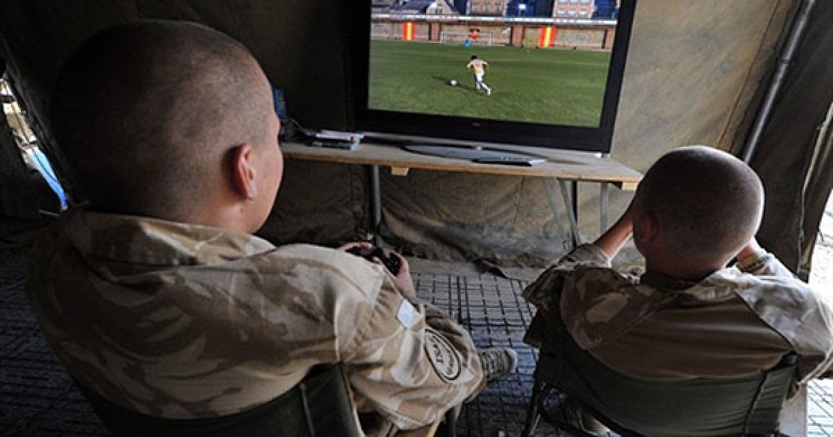 Солдати грають на відеоприставці. / © AFP