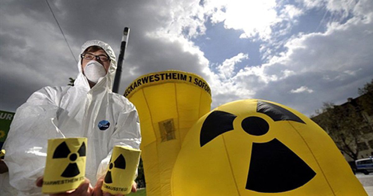 Акція активістів організації Greenpeace з вимогою відмовитися від ядерної енергій у Штутгарті. Акція була присвячена до річниці Чорнобильської катастрофи. / © AFP