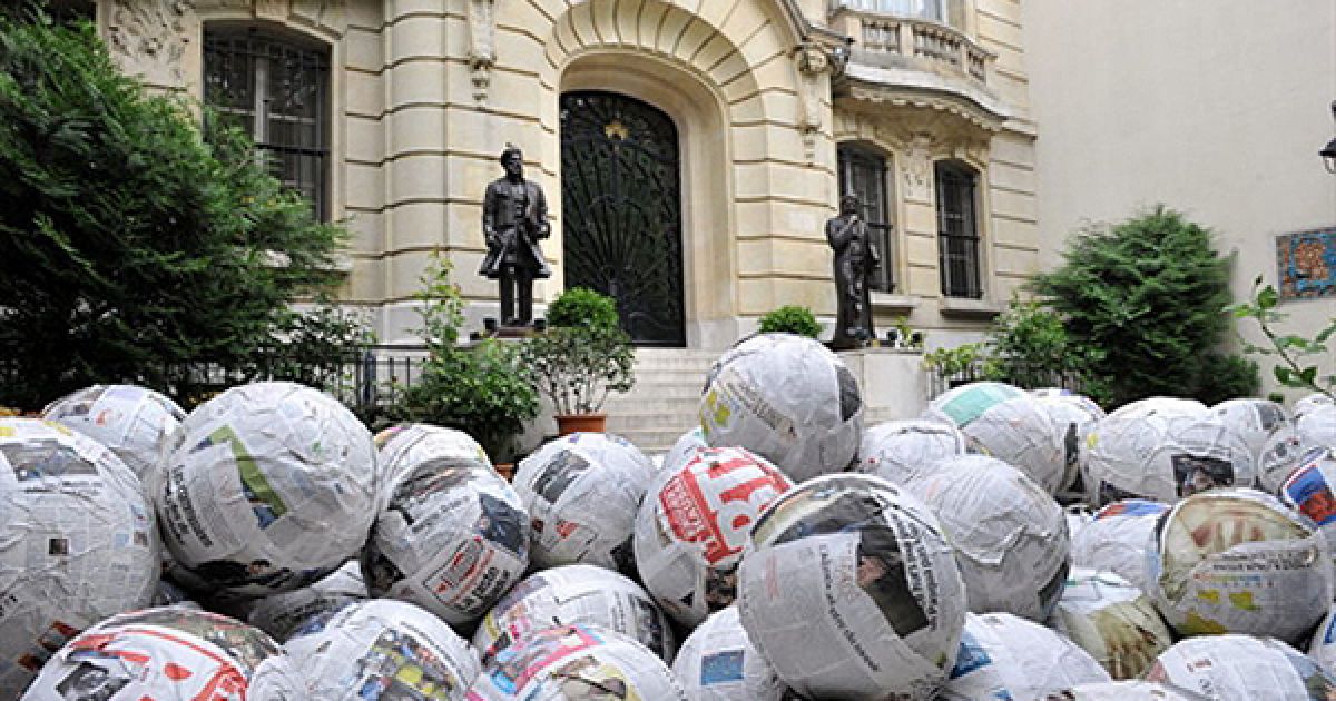Париж. Члени організації "Репортери без кордонів" закидали посольство Ірану футбольними м’ячами, загорнутими у газети, під час акції протесту з вимогою звільнити іноземних журналістів, які утримуються у іранських в’язницях. / © AFP