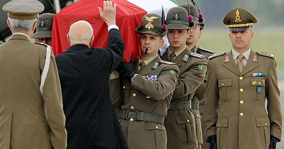 Італія, Рим. Президент Італії Джорджо Наполітано віддає шану біля труни одного з двох італійських військових з Міжнародних сил сприяння безпеці НАТО, які загинули в результаті вибуху саморобного вибухового пристрою у Бала Мургаб (Афганістан). Бомба влучила у військовий конвой НАТО. / © AFP