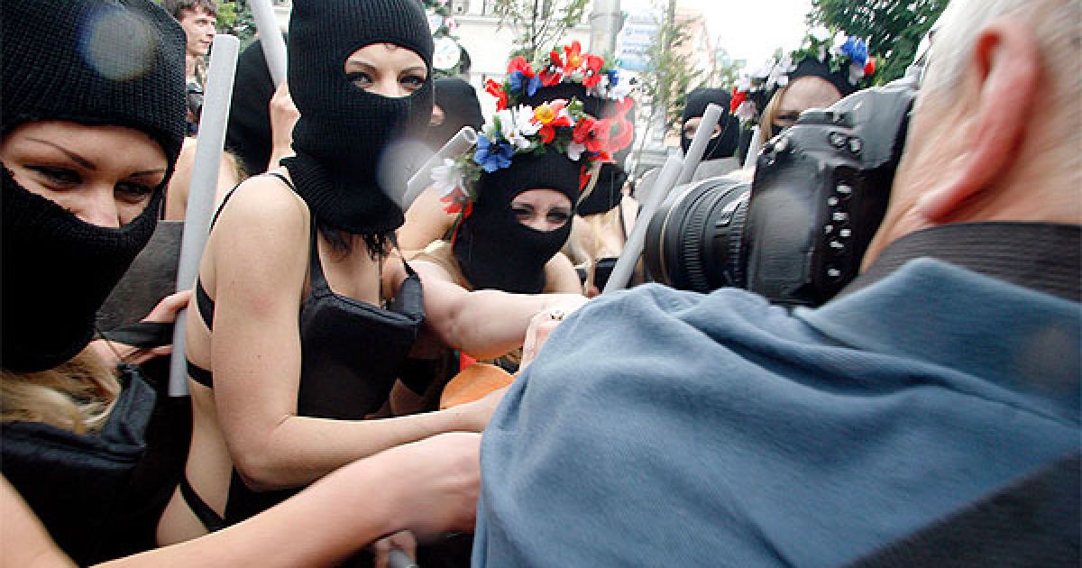 Після акції фотографів і журналістів "запакували" в автобус... / © Жіночий рух FEMEN