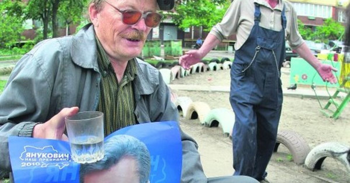 Геннадій Чуйко з портретом Януковича