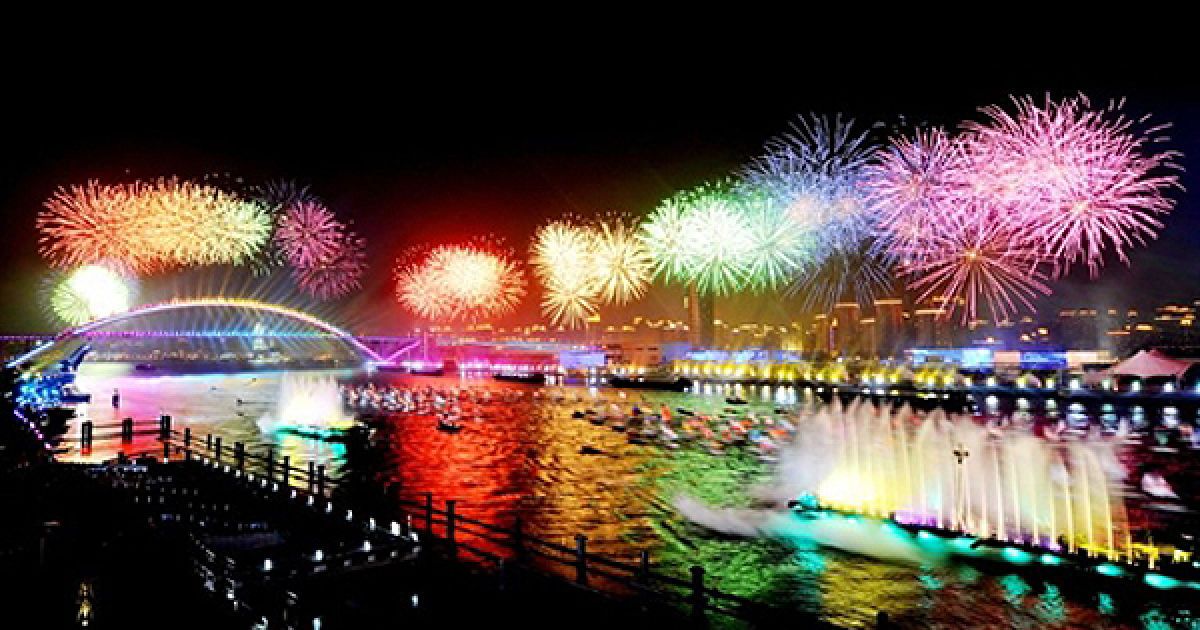 Салют на честь урочистого відкриття Всесвітньої виставки у Шанхаї World Expo 2010. Очікується, що за 6 місяців виставку відвідають 100 мільйонів туристів. / © AFP