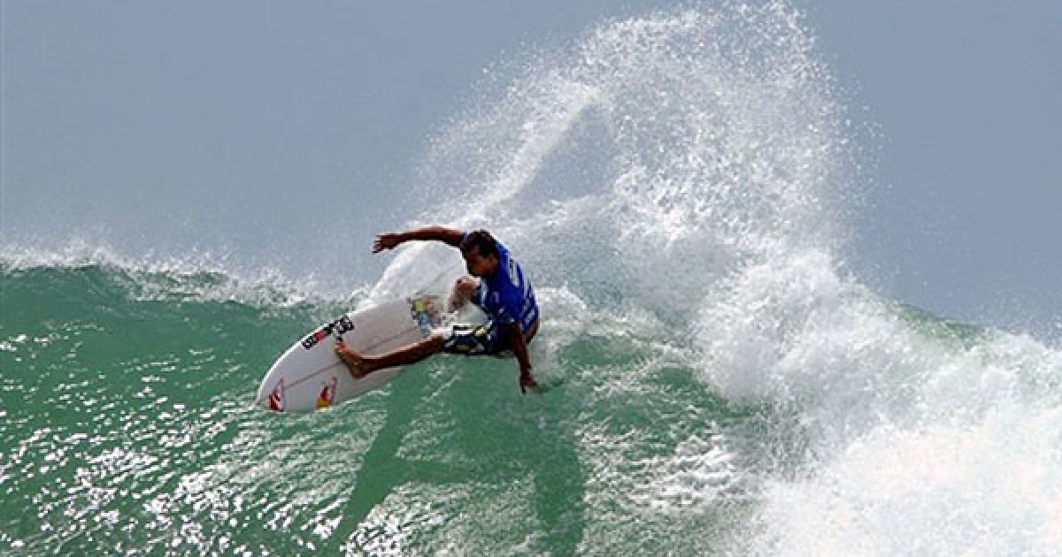 Шрі-Ланка, Аругамбей. Австралієць Джуліан Вілсон підкорює хвилі під час міжнародного чемпіонату з серфінгу, який відбувся на східному узбережжі Шрі-Ланки. У чемпіонаті взяли участь серфери з Великобританії, Австралії, Індонезії, Нідерландів, Японії та Нової Зеландії. / © AFP