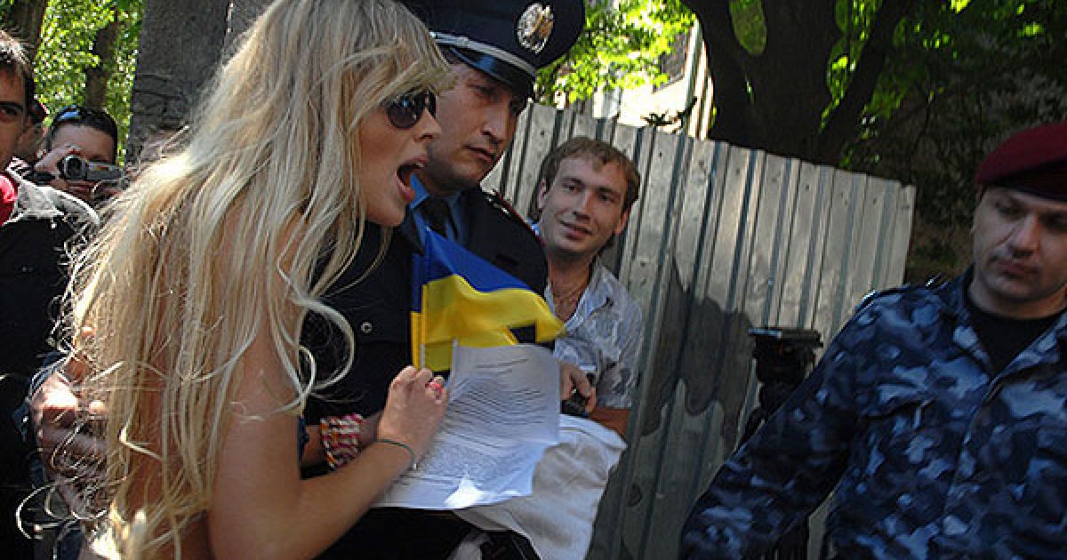 Міліціонери схопили активісток із застосуванням грубої сили посадили в авто і відвезли до Солом&#039;янського відділення міліції. / © Жіночий рух FEMEN