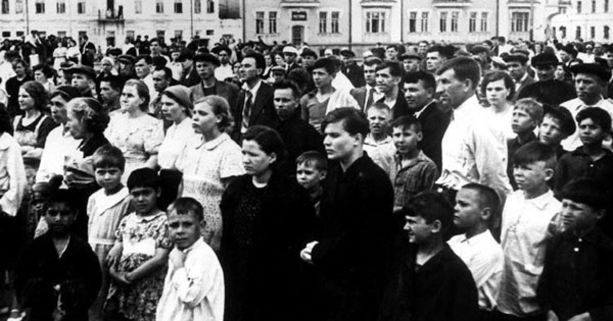 Мешканці Тамбову зібрались на площі Леніна у центрі міста, 22 червня 1941 року.