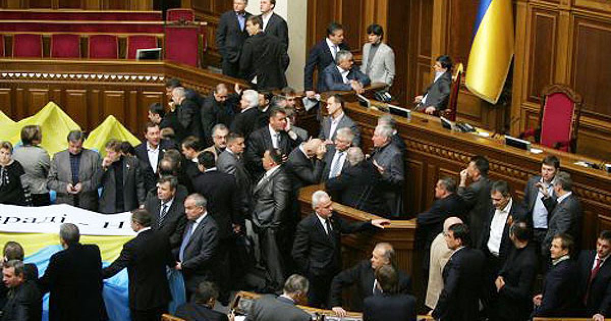 Депутати від фракції Партії регіонів заблокували трибуну і президію Верховної ради. / © УНІАН