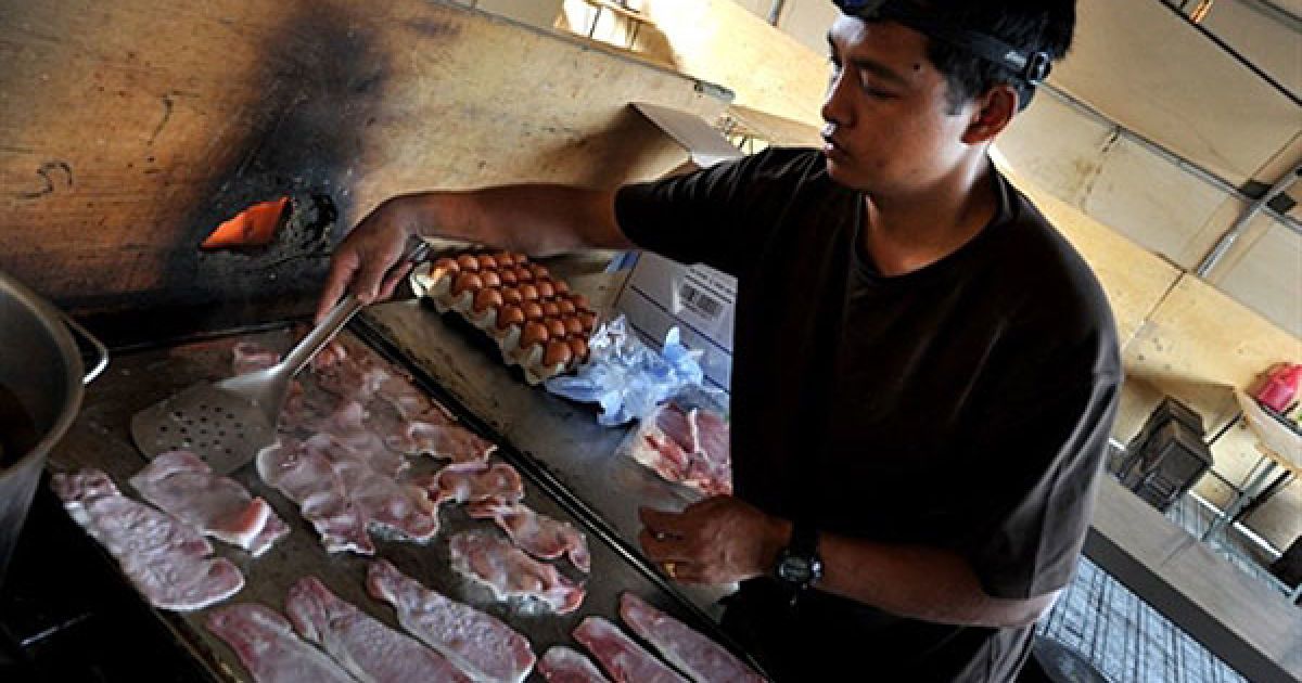 Рядовий Бінод Рана готує сніданок на кухні патрульної бази у селі Нахр-Е-Сарай. / © AFP