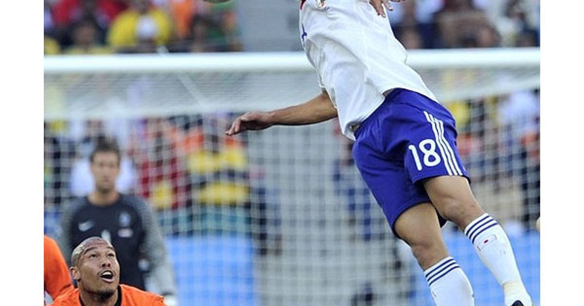 У польоті Кейсуке Хонда / © AFP