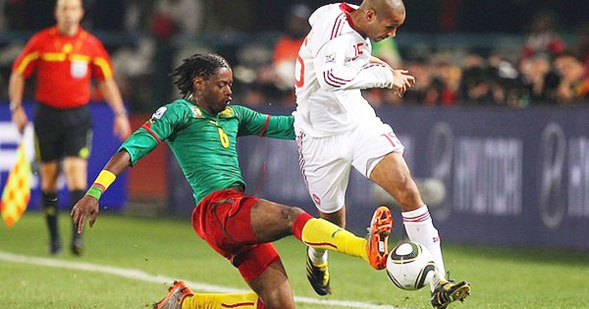 Поульсен намагається обійти Сонга / © AFP