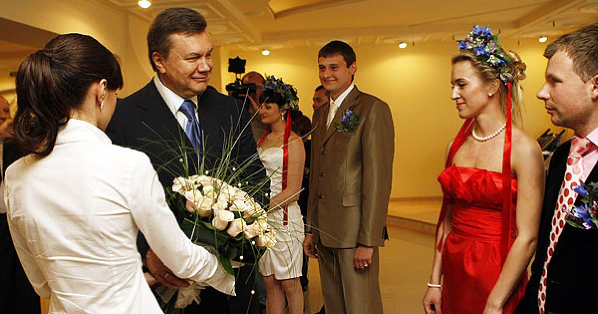Віктор Янукович також привітав майбутні подружні пари, які сьогодні тут заручалися.