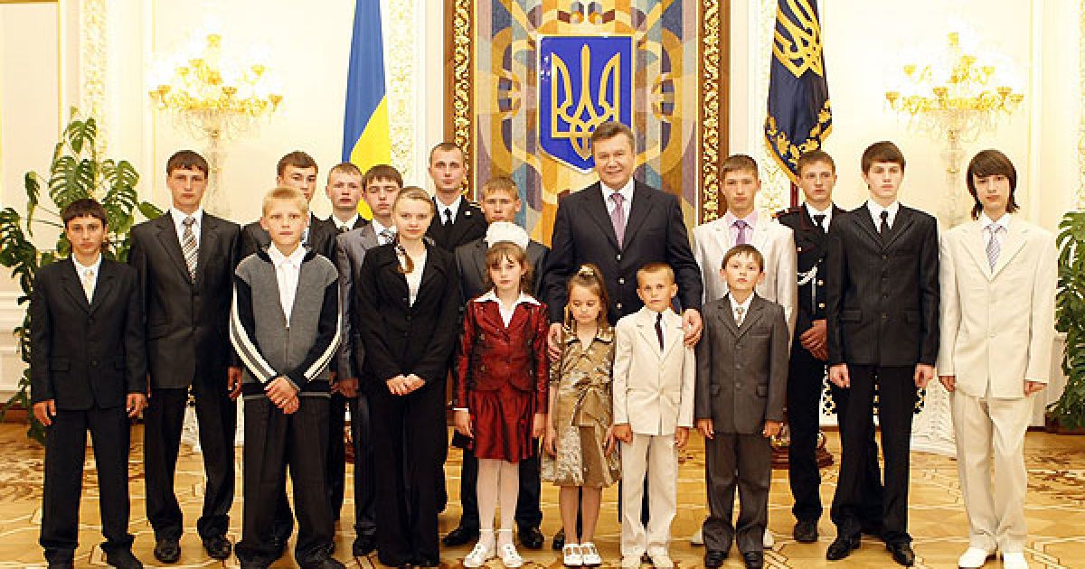 Згідно з Указом глави держави "за мужність і самовіддані дії, виявлені у врятуванні життя людей" медаллю "За врятоване життя" нагороджено 17 юнаків та дівчат віком від 8 до 20 років. / © President.gov.ua