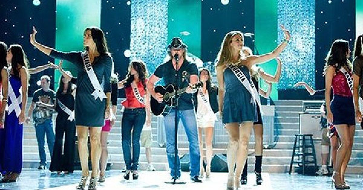 Концертні номери виконали поп-група Boys Like Girls і зірка кантрі-музики Трейс Едкінс. / © bittenandbound.com