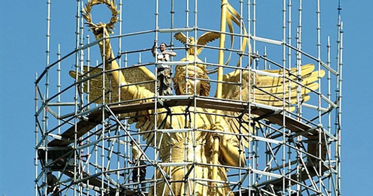 Реставрація скульптури на Колоні перемоги у Берліні. Колону було встановлено 1873 року за наказом імператора Вільгельма І на честь перемоги у Пруссько-Датській війні (1864), Австро-Прусській війні (1866) та Франко-прусській війні (1870-1871). / © AFP