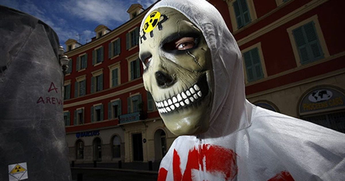 24.04. Ніцца. Активіст організації Greenpeace бере участь у демонстрації, присвяченій річниці Чорнобильської катастрофи. 26 квітня світ відзначить 24-ту річницю аварії на ЧАЕС.