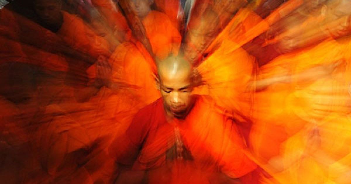 Індія, Бангалор. Молоді буддистські ченці беруть участь в особливій молитві, присвяченій святкуванню Будда Джаянті (дня народження Будди), яку провели у громаді Маха Бодхі у Бангалорі. Буддисти відзначають день народження Будди, досягнення ним просвітлення і його відхід на день повного місяця, який цього року припадає на 27 травня.