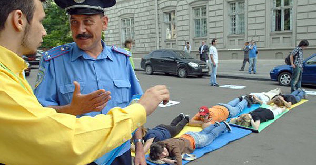 Учасники акції протесту лежать на туристичних килимках, протестуючи проти ухвалення законопроекту № 2450 &rdquo;Про порядок організації і проведення мирних заходів&rdquo;. / © УНІАН