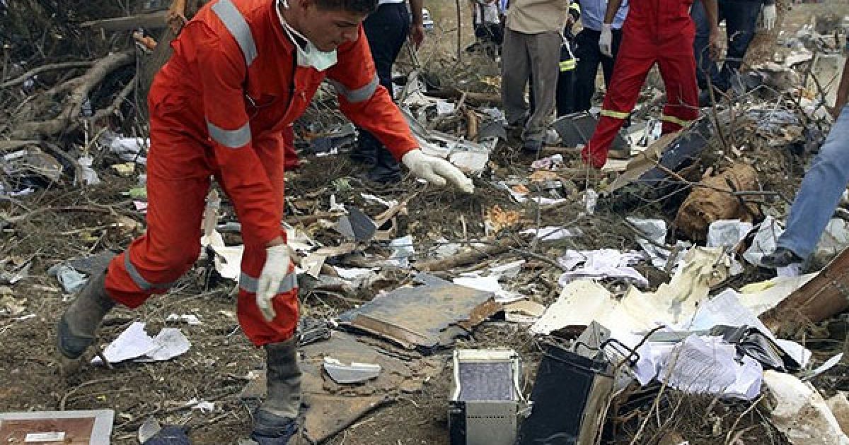 Зараз на місці краху лайнера працюють пошуково-рятувальні бригади. / © daylife.com