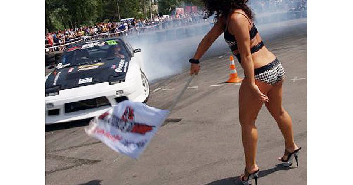 Показові виступи майстрів з дріфтингу на авто-мото шоу "DRIFT Edition" у Харкові. / © УНІАН