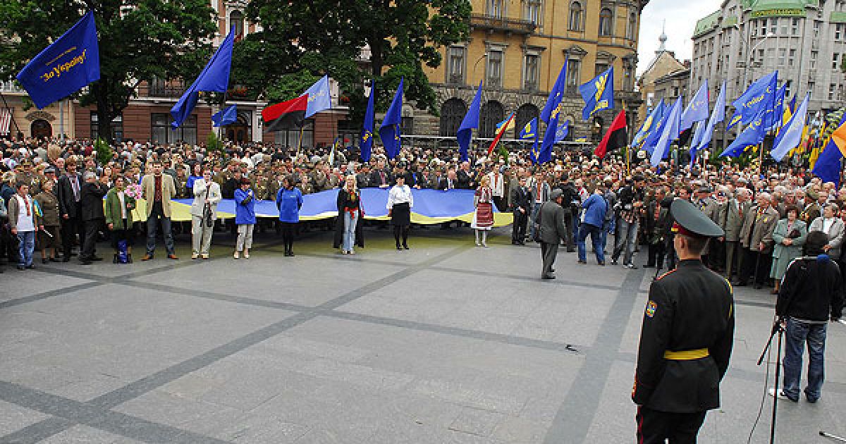 У центрі Львова біля пам'ятника Тарасу Шевченку також відбулось урочисте віче до Свята пам'яті борців за волю України. / © zik.com.ua