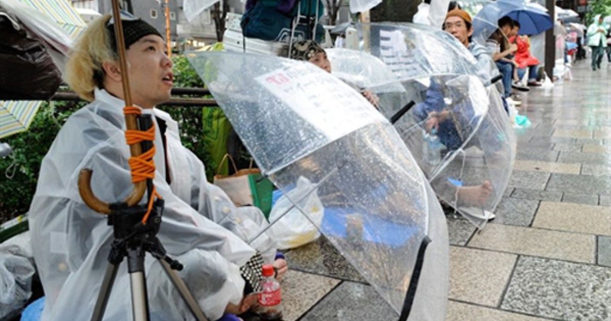 Кілька сотень людей вишикувалися у чергу та чекають на відкриття фірмового магазину Apple у Токіо, щоб купити новий iPhone 4. Японія стала першою країною світу, де розпочалися продажі цього телефону. / © AFP