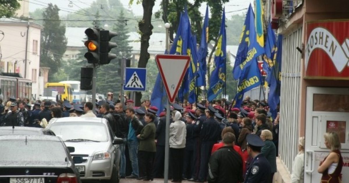 У руках мітингувальники тримали плакати: "Геть московського карлика" і "Валіза - вокзал - Росія".